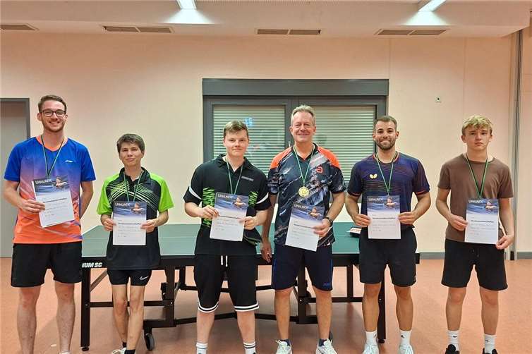V.l.n.r.: Sieger im Doppel: Maximilian Alfter, Justus Fischer, Paul Haschke, Otmar Krebs, Christopher Kegel, Marc Henze. Fotos: privat