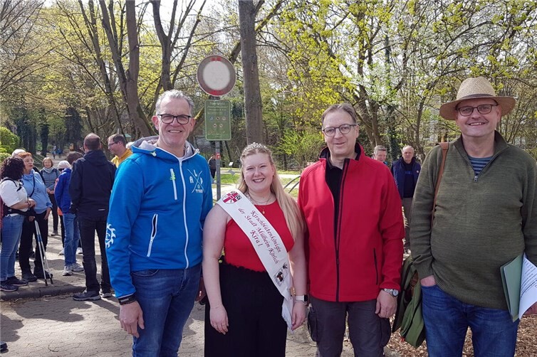 V.l.n.r.: Stadtbürgermeister Gerd Harner, Kirschblütenkönigin Kira I., Heimat-Chronist Horst Hohn und der 1. Vorsitzende des Obst- und Gartenbau-Vereins Mülheim Thomas Schneider freuten sich über eine rundum gelungene Veranstaltung.