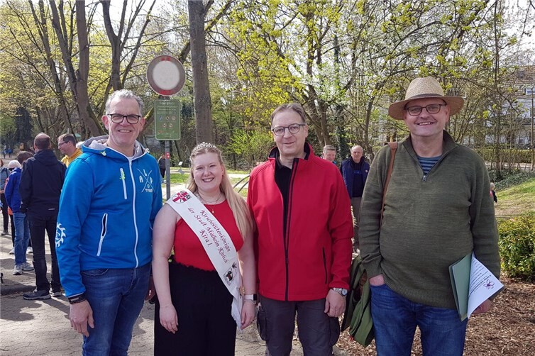 V.l.n.r.: Stadtbürgermeister Gerd Harner, Kirschblütenkönigin Kira I., Heimat-Chronist Horst Hohn und der 1. Vorsitzende des Obst- und Gartenbau-Vereins Mülheim Thomas Schneider freuten sich über eine rundum gelungene Veranstaltung.