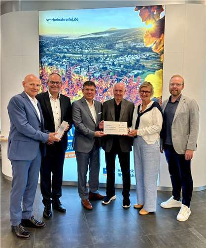 Vlnr.: Stefan Kuhn (DZ Hyp), Erich Leicht (Firmenkundenbetreuer VR Bank RheinAhrEifel), Thomas Zajac (DZ Hyp), Ulrich Van Bebber (Vorstandsvorsitzender Lebenshilfe Ahrweiler), Birgit Weber (DZ Hyp) und Jan-Erik Burkard (Marketingleiter VR Bank RheinAhrEifel) bei der Scheckübergabe in der VR Bank Filiale in Bad Neuenahr-Ahrweiler.  Foto: Clara Elisa Stoffel, VR Bank RheinAhrEifel eG