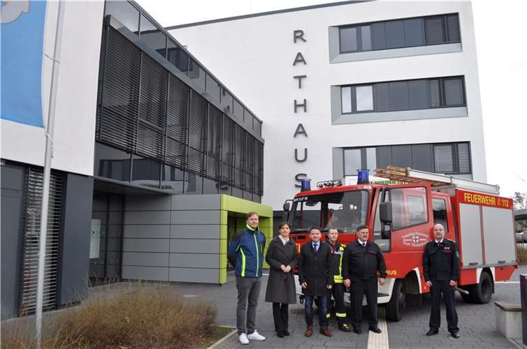 V.l.n.r.: Stefan Pohl, 1. Vorsitzender von „Meckenheim hilft“; Iryna Shum, Generalkonsulin der Ukraine in Düsseldorf; Bürgermeister Holger Jung; Nobert Kesternich, Initiator sowie Mitglied der Löschgruppe Lüftelberg und von „Meckenheim hilft“; Günter Wiegershaus, Leiter der Freiwilligen Feuerwehr Meckenheim und Manfred Schmitz, Löschgruppenführer Lüftelberg  Foto: Stadt Meckenheim