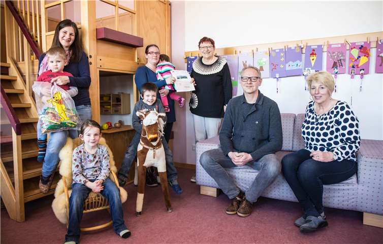 V.l.n.r.: Stefanie Salz (Schriftführerin „RakiDa e.V.“), Svenja Mertensacker (1. Vorsitzende „RakiDa e.V.“), Elisabeth Nikolai-Messow (Herz & Mode), Jan Lorch (BLICK aktuell), Monika Wester-Mahler (Leitung der Kindertagesstätte). Foto: privat