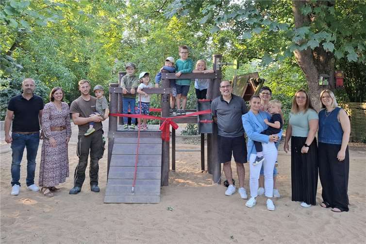 V.l.n.r.: Steffen Becker (Vorsitz. Förderverein), Sabrina Storz (Einrichtungsleitung), Tobias Nikolay ( Galawerk), Kai Lukas (Kassierer Förderverein) Stephanie Reuter (Erzieherin) , Sina Nicolay (Vorsitz. Elternausschuss) Kathrin Unkel (stellv. Einrichtungsleitung) vorne Annemarie Möller (Udelhofen Imobilien). Foto: privat