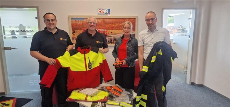 V.l.n.r.: Stellv. Löschzugführer Dennis Baulig, Löschzugführer Ralf Frings, Stefanie Buchner (Geschäftsführung SSB), Tim Klapper (Geschäftsführung SSB).  Foto: Feuerwehr Neuwied Löschzug Irlich