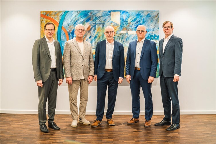 V.l.n.r.: Stv. Vorstandsvorsitzender der VR Bank RheinAhrEifel eG, Markus Müller, Vorstandsvorsitzender der VR Bank RheinAhrEifel eG Sascha Monschauer, Vorstand der Raiffeisenbank Welling eG Udo Link, Vorstand der Raiffeisenbank Welling eG, Rainer Probst und Vorstandsmitglied der VR Bank RheinAhrEifel eG, Michael C. Kuch.