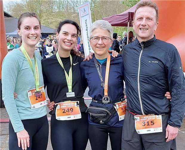 V.l.n.r.: Theresa Troll, Elena Mäß, Klassensiegerin W55 Birgit Hauser und Christoph Mauel  Foto: LT Puderbach