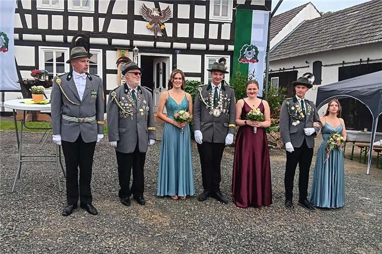 V.l.n.r.: Thomas Steinebach (Hauptmann), Josef Over (Brudermeister), Selina Becker (Ehrendame), Luca Reufels (Doppelkönig), Lenja Pöpping (Ehrendame), Timon Reufens (Jugendschützenprinz) mit Maja Schmitt. Foto: privat