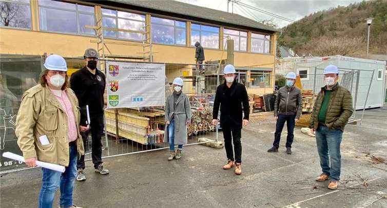 V.l.n.r.: Thomas Ternes, Hochbau Verbandsgemeinde Mendig, Mike Dühr, Baufirma Gebr. Dühr GmbH, Anke Groß, Schulleitung Rieden, Jörg Lempertz, Bürgermeister der Verbandsgemeinde Mendig, Rudolf Wingender, Ortsbürgermeister Volkesfeld und Andreas Doll, Ortsbürgermeister Rieden.Foto: Verbandsgemeinde Mendig
