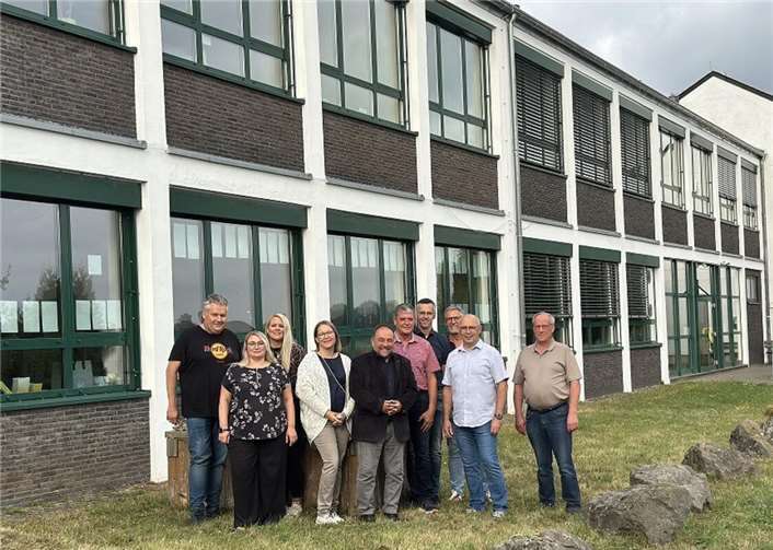 V.l.n.r.: Torsten Zilles (Ortsbürgermeister Virneburg), Alexandra Lazer (Sachgebietsleiterin Natürliche Lebensgrundlagen, Bauen), Anna Döpgen (Fachbereichsleiterin 3 – Bürgerdienste), Lydia Stuntz (komm. Schulleiterin Grundschule Herresbach), Bürgermeister Alfred Schomisch, Erwin Augel (Ortsbürgermeister Baar), Andreas Pung (Fachbereichsleiter 4 – Kommunale Infrastruktur) Klaus Augel (Ortsbürgermeister Welschenbach), Achim Bürger (Ortsbürgermeister Herresbach) und Helmut Schmitt (Ortsbürgermeister Siebenbach) beim gemeinsamen Ortstermin an der Grundschule Herresbach.  Copyright: S. Morsch, Verbandsgemeinde Vordereifel