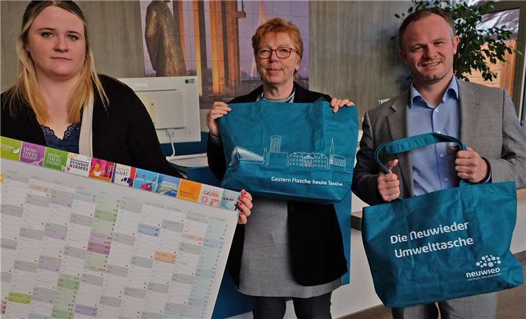 V.l.n.r.: Tourist-Information-Mitarbeiterin Sarah Bodmann, Amtsleiterin Petra Neuendorf und Oberbürgermeister Jan Einig. Foto: privat