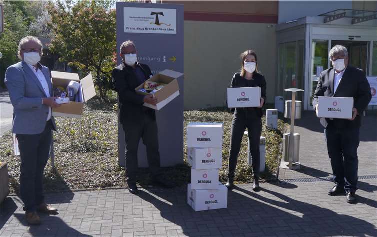 V.l.n.r.: Udo Lachmann - Karl-Hack-Stiftung, Thomas Werner - Verwaltungsdirektor Verbundkrankenhaus Linz-Remagen, Ellen Demuth- Landtagsabgeordnete RLP und stellv. Vorstandsvorsitzende Förderverein, Michael Mahlert – 1. Kreisbeigeordneter Landkreis Neuwied und Vorstandsvorsitzender Förderverein. Foto: privat