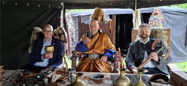 V.l.n.r.: Verbandsbürgermeister Jan Ermtraud, Großkönig Attila, Unkel und Bürgermeister René Achten.