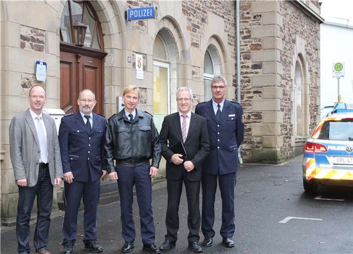 V.l.n.r.: Verbandsbürgermeister Thilo Becker, Polizeihauptkommissar Rainer Hein, Polizeioberrat Norbert Skalski, Landtagsabgeordneter Josef Dötsch und 1. Polizeihauptkommissar Axel Panten trafen sich zum Gespräch.privat