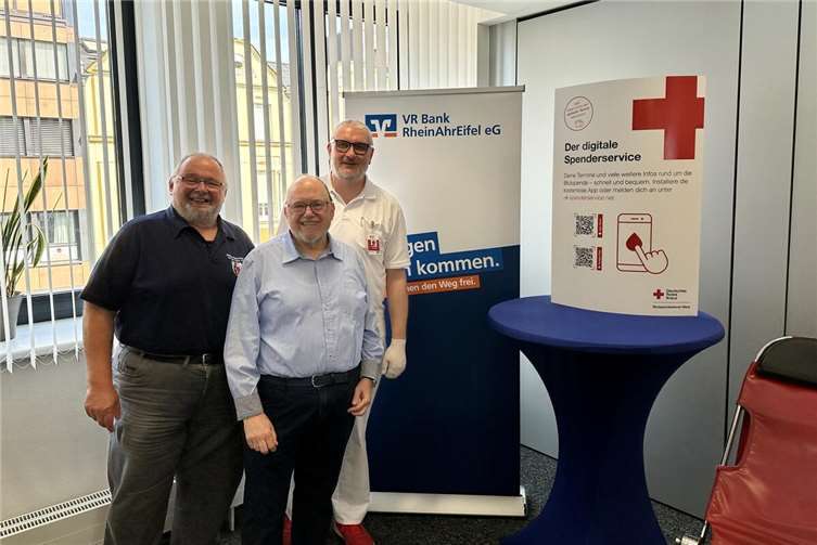 V.l.n.r.: Vertreter des DRK-Ortsverein Engers, Betriebsratsvorsitzender der VR Bank RheinAhrEifel, Stefan Linden und der Einsatzleiter des Deutschen Roten Kreuzes.Foto: Florian Kütt I VR Bank RheinAhrEifel eG