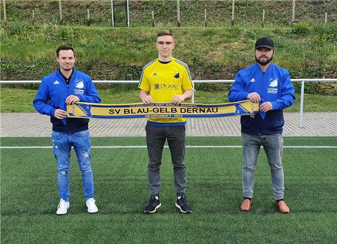 V.l.n.r.: Vom Mannschaftsrat Franz Gilles, David Bertram, Trainer Bekim Gerguri. Foto: Rolf Schmitt