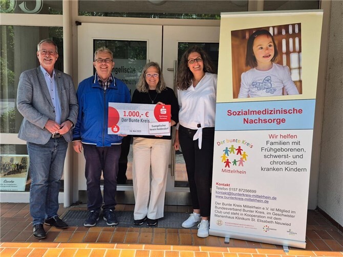 V.l.n.r.: Vorsitzender des Evangelischen Vereins Heddesdorf Sven Lefkowitz, Kassierer Konrad Graßmann, Antje Zimmer und Kathrin Baumgartl vom Bunten Kreis Mittelrhein e.V. mit dem symbolischen Spendenscheck.Foto: Marion Jung