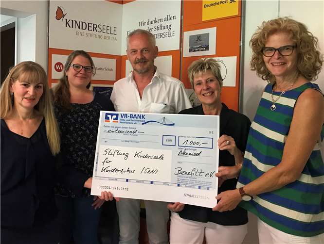 V.l.n.r.: Windheuser (BenefitZ), Denzer (Vertretung des Kinderzirkus ISANI), Klein (Vorstandsvorsitzender STIFTUNG KINDERSEELE), Auer und Zieglowski-Becker (BenefitZ). Foto: privat