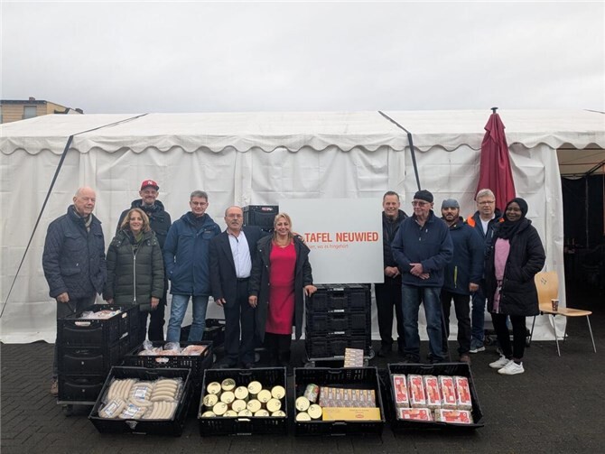 V.l.n.r.: Wolfgang Sulzbacher, Elisabeth Adrian, Tafelmitarbeiter, der Präsident des Lions-Club Neuwied-Andernach Jürgen Ulrich, Tafelmitarbeiter, Markus Oehlschläger und Volker Schölzel von der Clean-Up-Gruppe Neuwied.  Foto: Dominique Graf