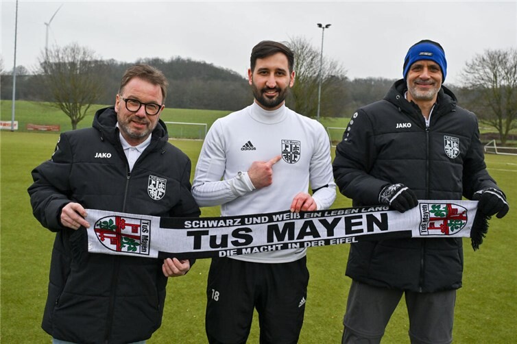 V.l.n.r Wolfgang Treis (Vorsitzender), Melih Taha Begen, Niko Foroutan (sportl. Leiter).Foto: Peter Seydel