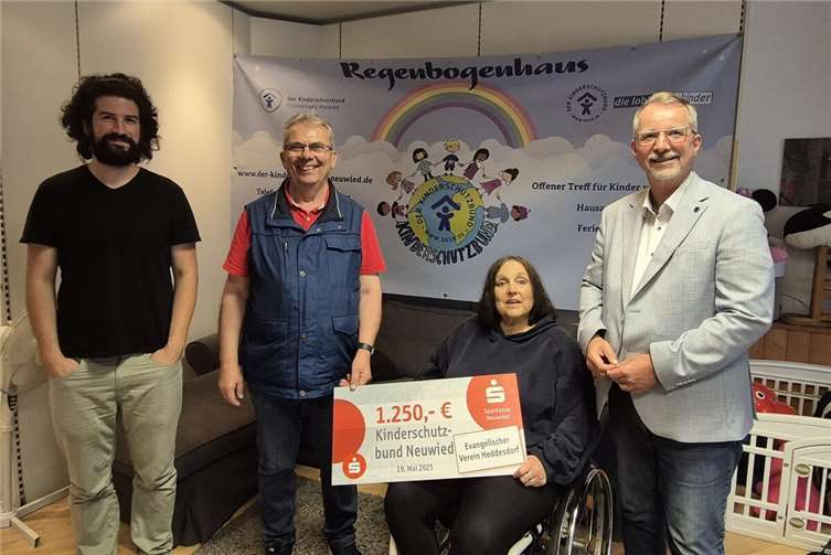 V.l.n.r.: Yasen Hamdan (ehrenamtlicher Mitarbeiter beim Kinderschutzbund), Konrad Graßmann (Kassierer Evangelischer Verein Heddesdorf), Gabriele Jung-Stertz (Vorsitzende Kinderschutzbund), Sven Lefkowitz (Vorsitzender Evangelischer Verein Heddesdorf).Foto: Marion Jung