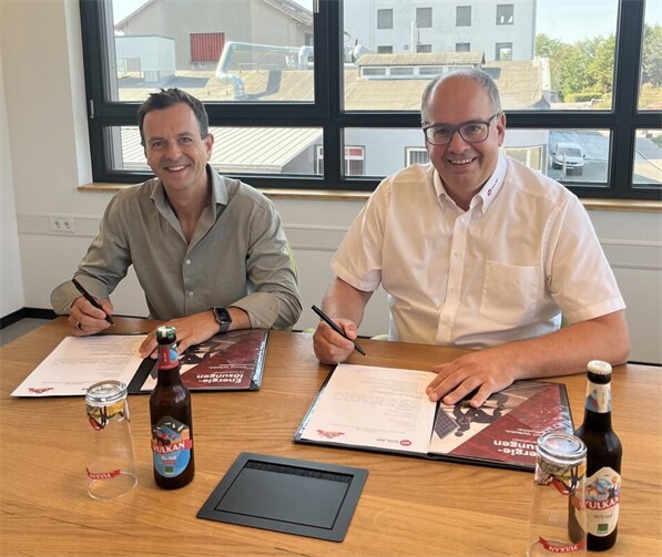 V.l.n.r bei der Vertragsunterzeichnung: Malte Tack und Sven Endris - Geschäftsführer Wi SOLAR GmbH.  Foto:Wi SOLAR GmbH