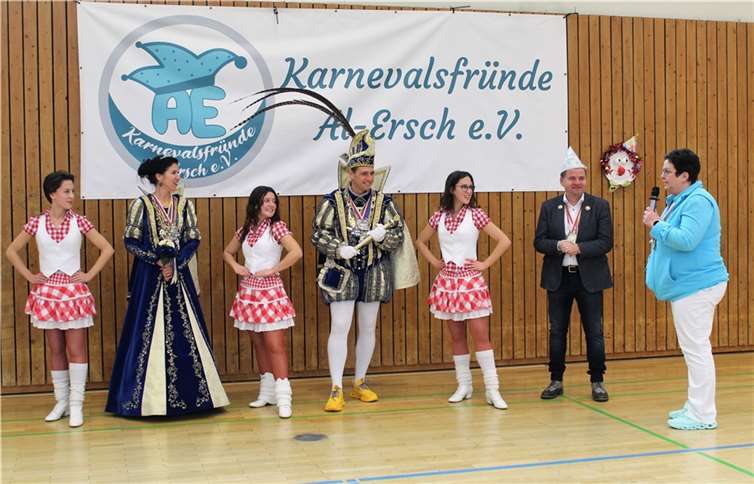 V.l.n.r.: die „Funky Marieche“, Meckenheimer Prinzenpaar Sabrina I. u. Sven I., Bürgermeister Jung, 1. Vorsitzende der Karnevalsfründe Uschi Braun.  Fotos: J. Rech