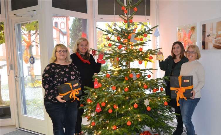 V.l.n.r.: evm-Kundenberaterin Nina Frenzel, evm-Projektverantwortliche Christiane Paschakarnis, Eva Lindner, Pressereferentin der evm, und Caritas-Mitarbeiterin Ursula Schmitten freuen sich auf viele Besucher, die in Sinzig zum Caritas-Wunschbaum kommen und Menschen unterstützen. Foto: E.T. Müller