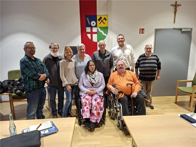 V.l.n.r. hintere Reihe: Dieter Mintgen, Wilhelm Breitbach (beide Behindertenbeirat), Bettina Gerz, Marlies Hoffmann (beide VdK), Ulrich Netter (Behindertenbeirat), Peter Wilkes (Bürgermeister der Ortsgemeinde Plaidt), Werner Weißenbrunn (Behindertenbeirat). Vorne: Landesbeauftragte für die Belange der Menschen mit Behinderungen RLP, Frau Ellen Kubica und Robert Bechmann (Sprecher Behindertenbeirat Andernach, VG Pellenz. Foto: privat