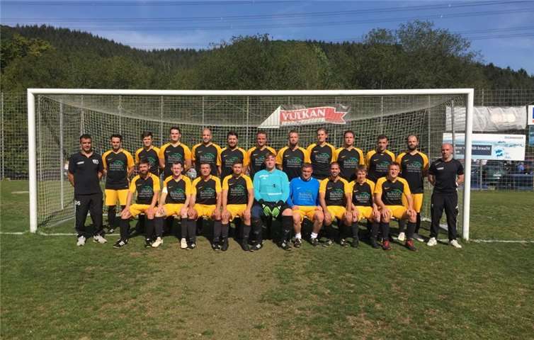 V.l.n.r. stehend: Dennis Schütz, Gordian Schmitz, Moritz Körner, Marco Behnke, Michael Ockenfeld, Andreas Heuser, Tim Kohlenbeck, Jonas Löpp, Christian Baltes, Heinrich Schumacher, Alexander Gleich, Stephan Apel; sitzend: Marcel Näkel, Tom Schlorke, Constantin Rotaru, Willi Seul, Kai Kohlenbeck, Matthias Baltes, Patrick Weberskirch, Thomas Fabritius und Jan Flasshaar. Foto: privat