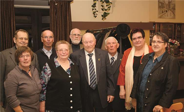 V.l.n.r: vordere Reihe - Irene Ohlberger, Leni Stenzel, Heinrich Rüber, Valentin Hilger, Kreisvorsitzende Marlies Hoffmnan, Irmgard Kicherer, dahinter v.l.n.r.: Peter Kicherer, Reinhold Krämer und Karl Ohlberger.privat