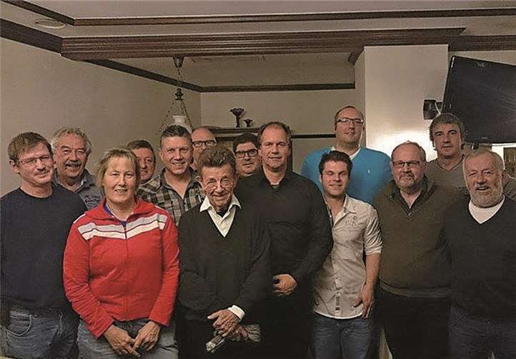 V.l.n.r. zweiter Geschäftsführer Klaus Strunk, erster AL Fußball Rudi Schmitz, zweite Schriftführerin Marion Greiner, Beisitzer Herbert Hecken, erster Schriftführer Jörg Lohr, zweiter Vorsitzender Peter Beiert, dahinter zweiter AL Fußball Horst Schuster, erster Geschäftsführer Tobias Weiß, erster Vorsitzender Volker Becker, erster AL Jugend Dominik Müller, Beisitzer Sebastian Hirthe, Beisitzer Jürgen Becker, Beisitzer Clemens Reuschenbach, zweiter Kassierer Hans Hardt.Privat