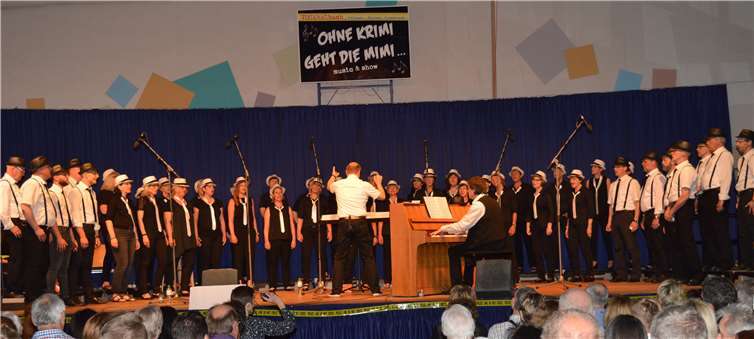 Vocaholbach hatte zum Konzert „Ohne Krimi geht die Mimi …“ eingeladen und bot eine kurzweilige Bühnenshow mit Gesang, Schauspiel, Tanz und viel (manchmal schwarzem) Humor. privat