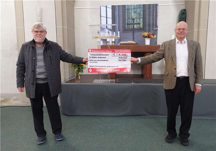 Völker Stähle (links), Vors. des Födervereins Christuskirche Andernach e.V., überreicht den symbolischen Scheck Pfarrer Jürgen Gundalin, Vors. des Presbyteriums. Foto: privat