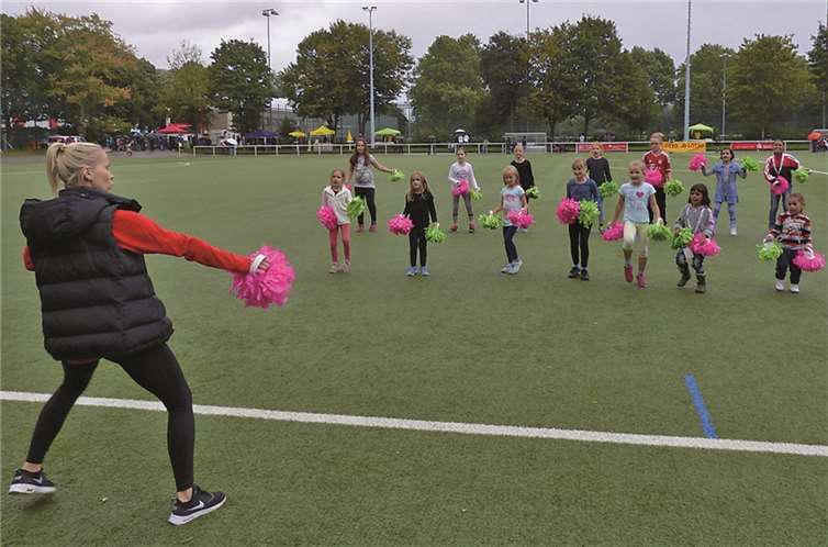 Völkerverständigung: Beim Cheerleader-Training kamen sich Deutsche und Flüchtlinge sofort näher.WM