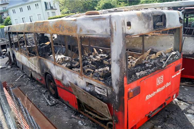 Völlig ausgebrannt ist dieser Bus, der direkt neben dem Schwimmbad abgestellt war. 