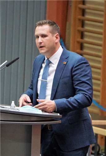 Völlig überraschend erklärt René Bringezu (AfD) die Enthaltung seiner Fraktion beim Abwahlantrag.