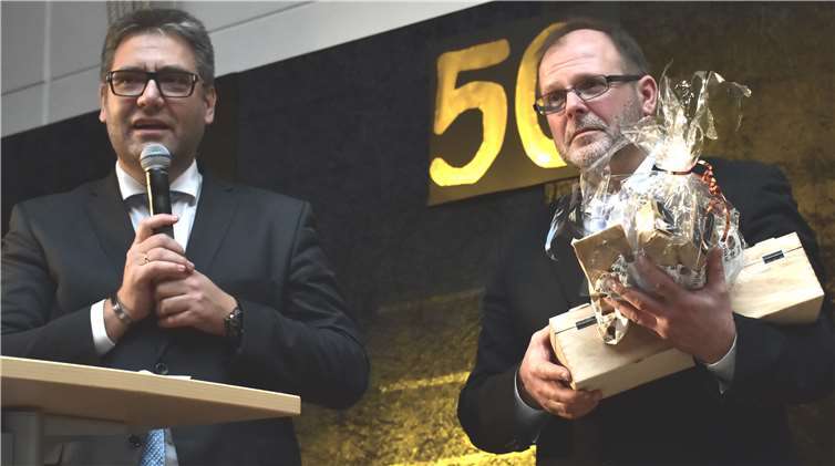 Völlig überrascht war Erich Manns rechts als ihm Regierungsschuldirektor Jörg Kurtscheidt öffentlich als Schulleiter gratulierte.