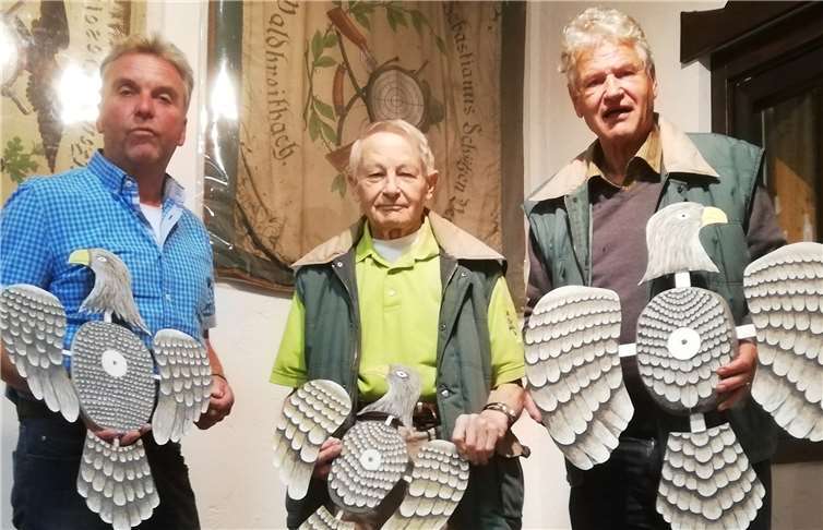 „Vogelbauer“ Richard Hahn präsentierte die drei Objekte der Königsbegierde als erstes dem Ersten Brudermeister Thomas Over und Ehrenbrudermeister Justus Reiprich. Foto: privat