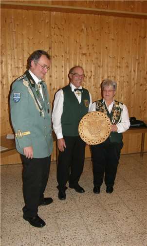 Vogelkönigin Petra Immisch mit Ehrenscheibe.