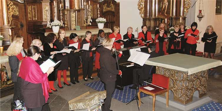 Vokalensemble „Schola Gregoriana“, begleitet auf der Bratsche von Brigitte Bauer und geleitet von Sven Scheuren. FA
