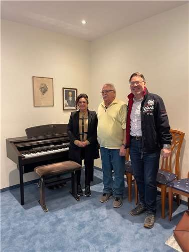 Volker Birck mit der Dame des Hauses M. Feldmann.  Fotos: privat