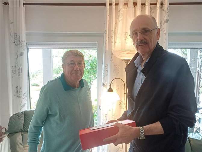 Volker Bodenbach wurde für seine kommunalpolitische Tätigkeit geehrt.  Foto: privat