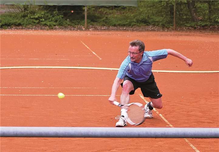 Volker Born, die Nr. 1 bei den Herren 55, gewann sein erstes Einzel in der Verbandsliga. Neben dem Doppel gegen Worms kam der „Marathonman“ auch noch bei den Herren 40 in der A-Klasse im Einzel und im Doppel zum Einsatz.Archiv TC Steimel