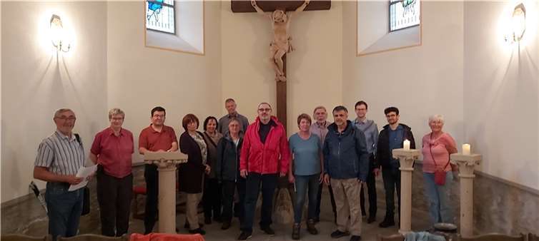 Volker Collinet (Mitte) im Kreis von Kollegen und dem Initiativkreis Martinsweg.  Foto: Peter Dörrenbächer