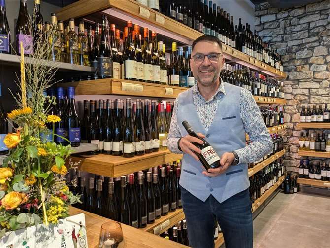 Volker Danko bietet in seinem „Ahrland“ unter anderem Weine von 28 Ahrwinzern an. Foto: KS