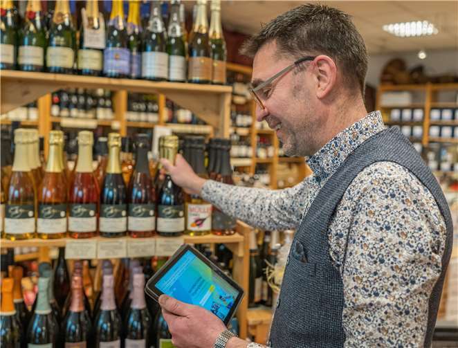 Volker Danko, erster Vorsitzender der Werbegemeinschaft Aktivkreis Bad Neuenahr-Ahrweiler e. V., nutzt bereits die Bestellplattform BestellHier.de. Foto: Kreisverwaltung Ahrweiler / Bernhard Risse