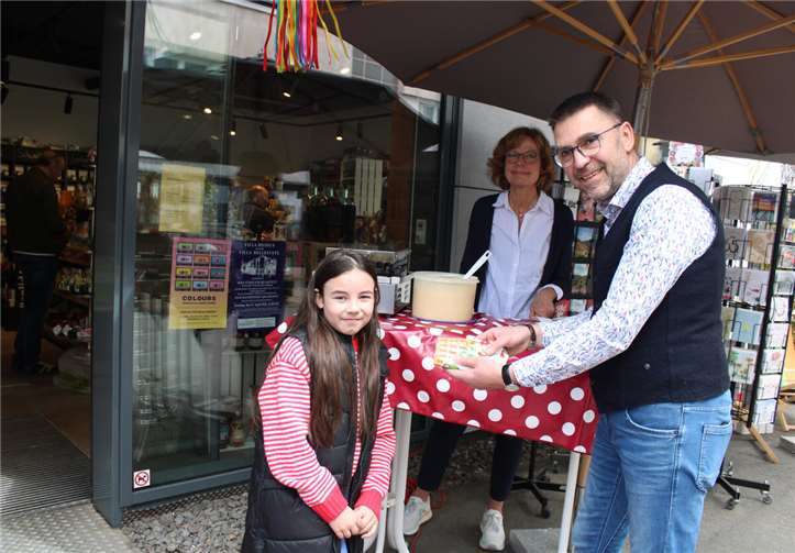 Frühlingsbunte Kreisstadt bot Shopping, Aktionen und Köstlichkeiten Volker Danko servierte frische Waffeln zu Gunsten des Hospizvereins.