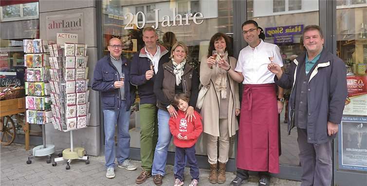 Volker Danko stößt mit seinen Freunden auf das 20-jährige Bestehen des Geschäftes an. WM