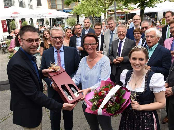 Volker Danko und Bürgermeister Guido Orthen (v. l.) sowie Weinkönigin Annika Schooß (r.) sprachen Ellen Tappe (2. v. r.) herzlichen Dank für ihren großen Beitrag zum Gelingen des Festes aus.