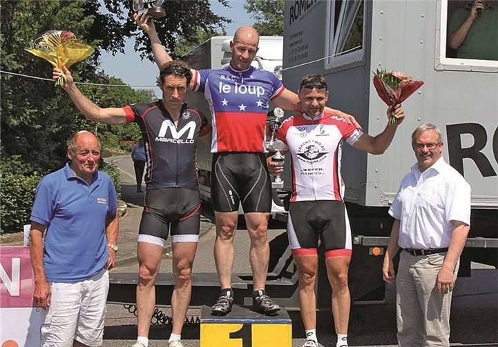 Volker Erst bei der Siegerehrung. © Holger Radsport-Foto